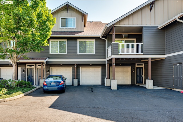 10800 SE 17th Cir Unit F70, Vancouver, WA 98664 - townhome / multi-family property featuring board and batten siding, driveway, a garage, and a balcony