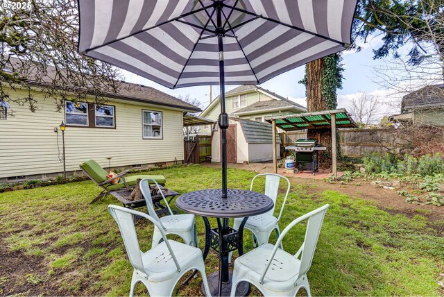 view of yard with an outdoor structure, a storage shed, and a fenced backyard