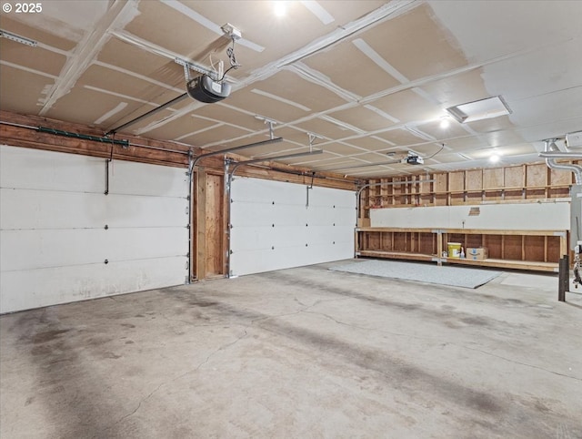 14108 NE 94th St, Vancouver, WA 98682 - garage featuring a garage door opener