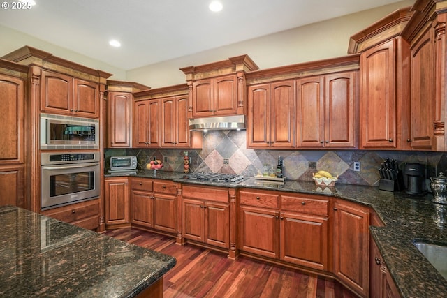 6147 Quail Hollow St, Salem, OR 97306 - kitchen featuring stainless steel appliances, under cabinet range hood, recessed lighting, dark wood-style floors, and backsplash