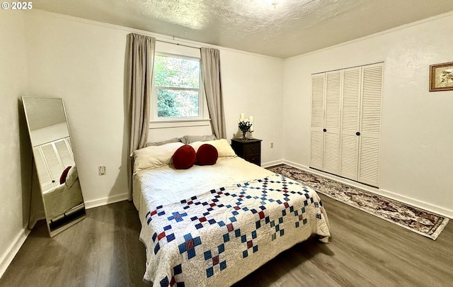 632 SW Utah St, Camas, WA 98607 - bedroom featuring dark wood-style flooring, a textured ceiling, crown molding, and a closet