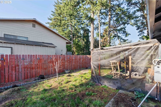 view of yard featuring an outdoor structure