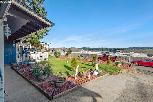 view of yard with a mountain view