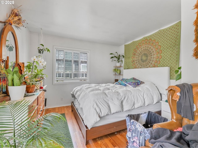 1560 S Downing St, Seaside, OR 97138 - bedroom with light wood-type flooring and baseboards
