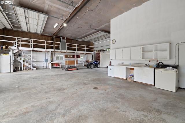 garage with washer / clothes dryer