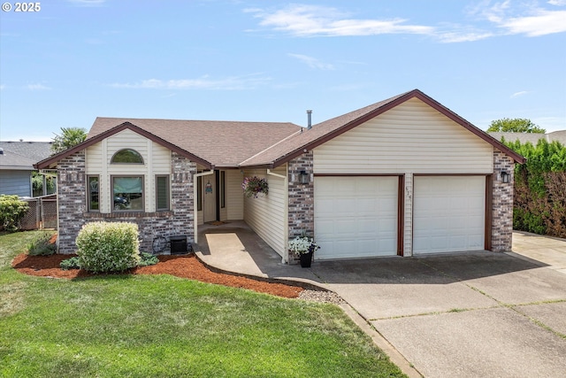 625 SE 7th Pl, Canby, OR 97013 - ranch-style house featuring driveway, an attached garage, a front yard, a shingled roof, and brick siding