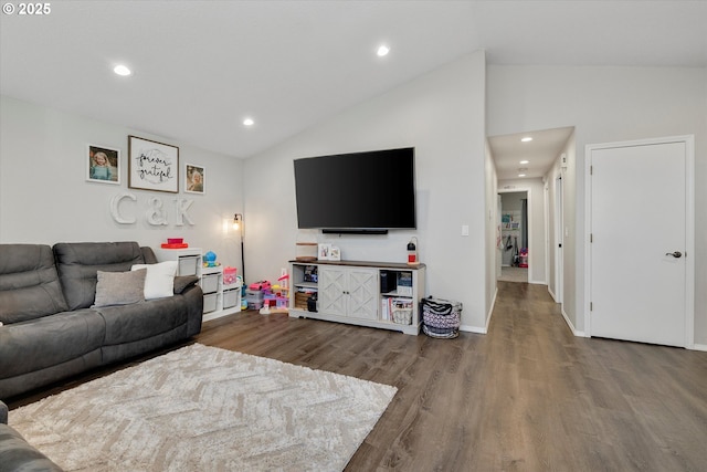 625 SE 7th Pl, Canby, OR 97013 - living room featuring vaulted ceiling, wood finished floors, recessed lighting, and baseboards
