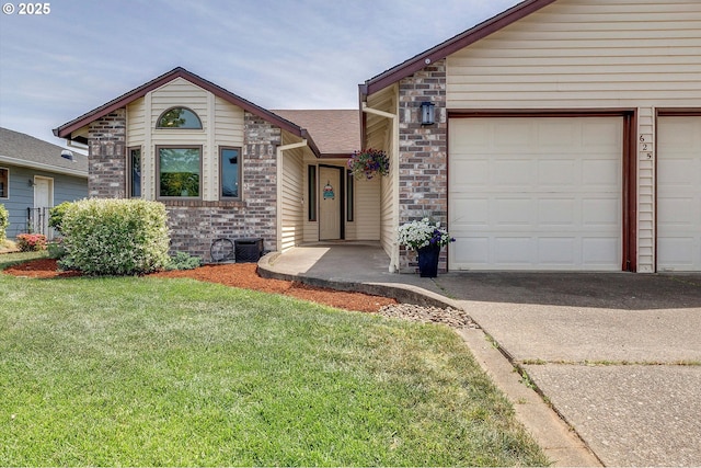 625 SE 7th Pl, Canby, OR 97013 - view of front of house with concrete driveway and a front yard