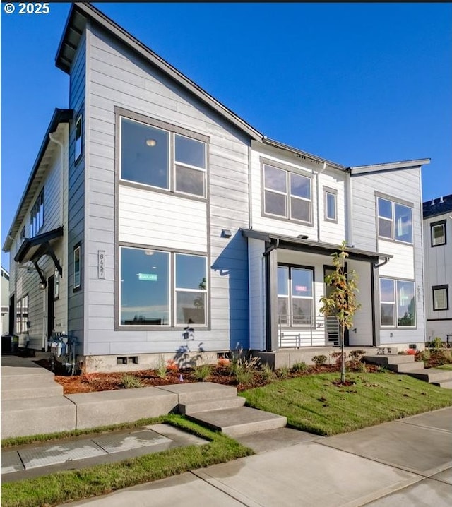 view of front facade featuring a front lawn