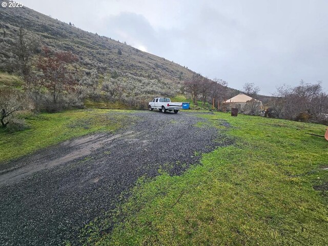 view of dirt / gravel driveway with a mountain view