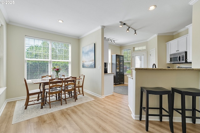 595 Springtree Ln, West Linn, OR 97068 - dining room featuring light wood-style floors, baseboards, rail lighting, crown molding, and recessed lighting