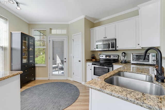 595 Springtree Ln, West Linn, OR 97068 - kitchen featuring stainless steel appliances, a sink, light wood-style flooring, white cabinets, and crown molding