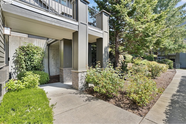 595 Springtree Ln, West Linn, OR 97068 - view of exterior entry featuring a balcony and stone siding