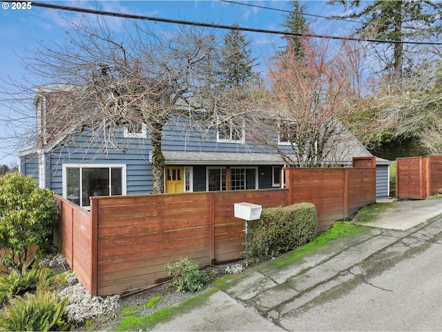 view of front of house featuring a fenced front yard