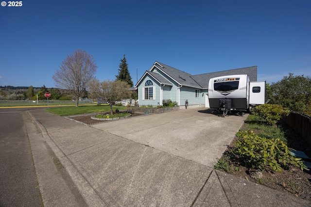 788 SE Meadows Loop, Sheridan, OR 97378 - bungalow-style home with concrete driveway and fence
