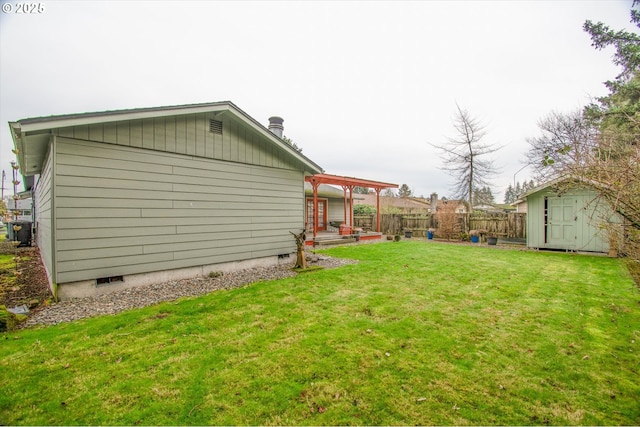 view of yard featuring a storage unit