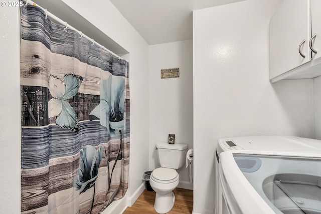 full bath featuring a shower with curtain, wood finished floors, toilet, and baseboards