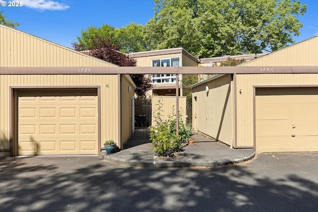1735 NW Lakeway Ln, Beaverton, OR 97006 - mid-century inspired home featuring an outbuilding