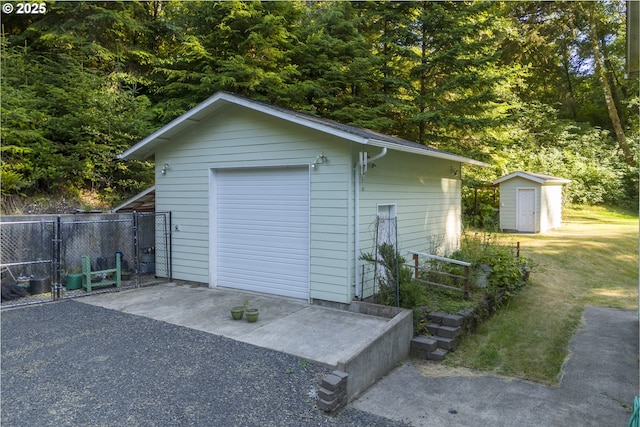594 NE Newport Heights Dr, Newport, OR 97365 - detached garage with fence