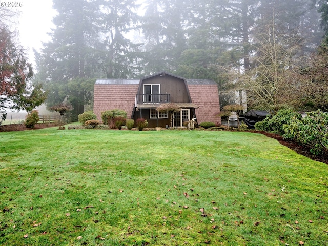 back of house featuring a yard