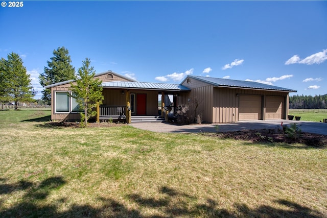 single story home featuring a porch, board and batten siding, a front lawn, and metal roof