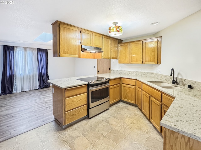 kitchen featuring sink, electric stove, a textured ceiling, and kitchen peninsula