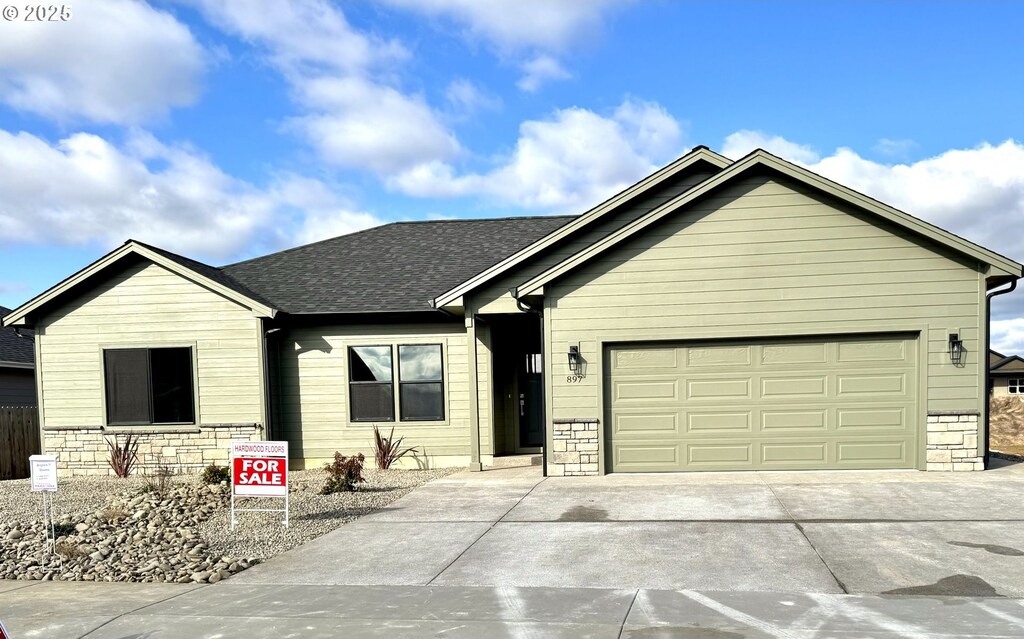 view of front facade with a garage and a front yard