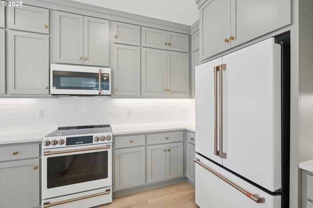 11506 NE 51st Ave, Vancouver, WA 98686 - kitchen featuring light countertops, decorative backsplash, gray cabinets, and white appliances