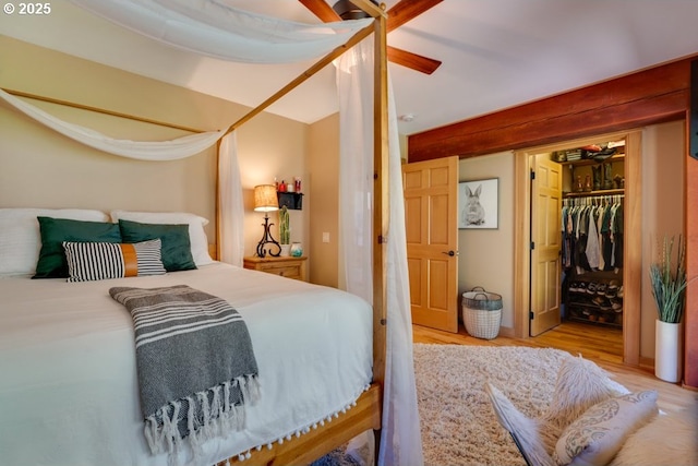 bedroom featuring light hardwood / wood-style floors, a closet, and ceiling fan