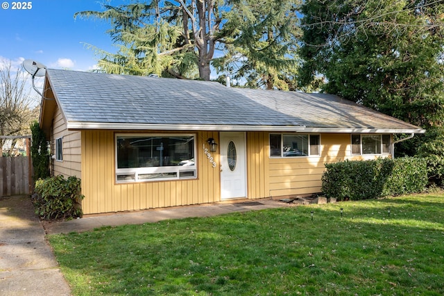 view of front of property featuring a front yard