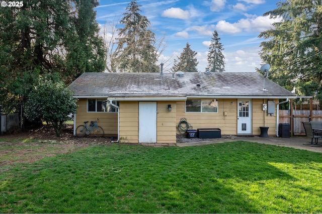 back of house featuring a lawn