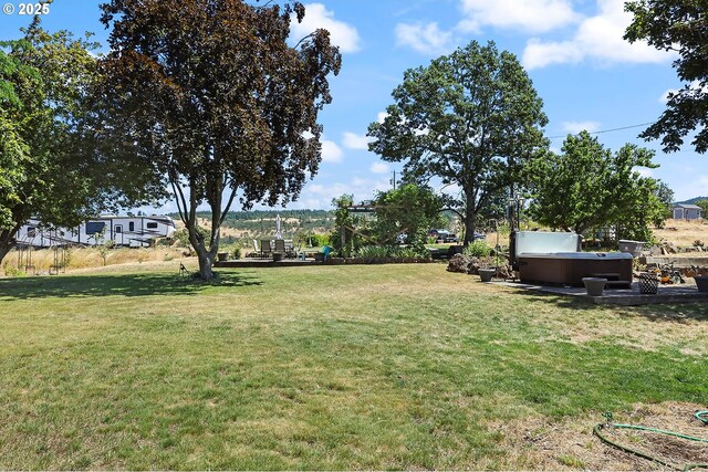 view of yard featuring a hot tub