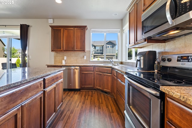 6916 NE 104th Way, Vancouver, WA 98686 - kitchen featuring a sink, appliances with stainless steel finishes, dark wood-style flooring, and a wealth of natural light