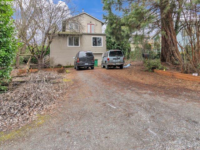 view of front facade featuring driveway