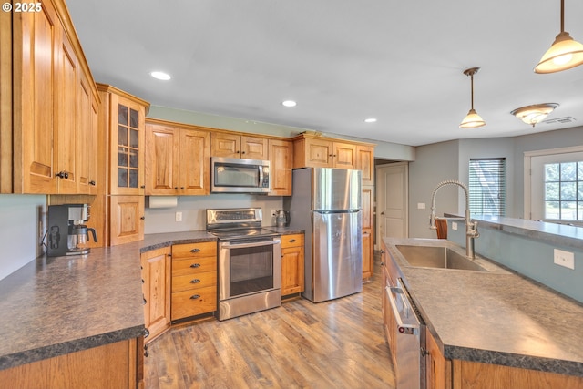 222 Twin Springs Ln, Roseburg, OR 97470 - kitchen featuring stainless steel appliances, a sink, dark countertops, recessed lighting, and light wood finished floors