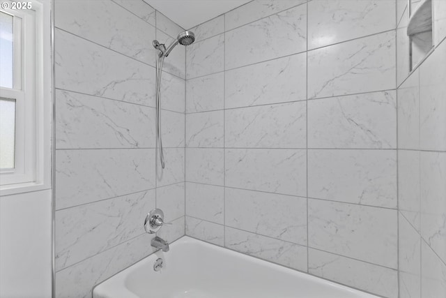 6815 N Smith St, Portland, OR 97203 - full bath featuring shower / tub combination