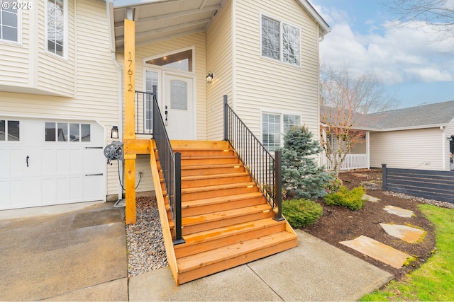 property entrance with driveway and fence