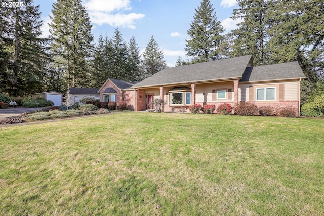 view of front of property featuring a front yard