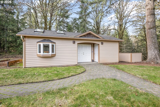 view of front of property featuring a front lawn