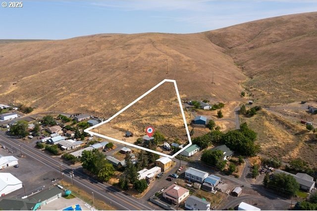 387 E Linden Way, Heppner, OR 97836 - aerial view of property's location featuring property parcel outlined, mountains, and rural landscape