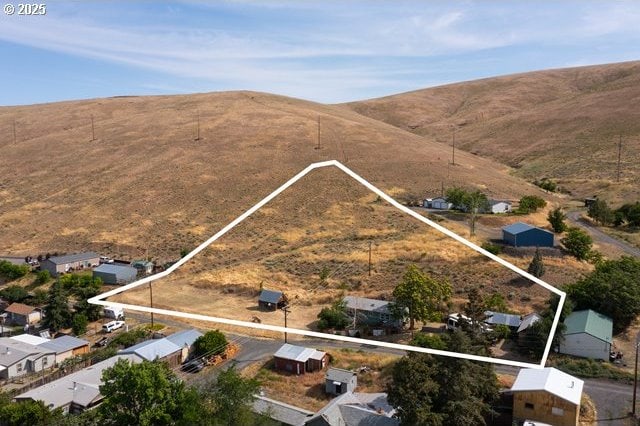 387 E Linden Way, Heppner, OR 97836 - aerial view of property and surrounding area featuring property parcel outlined and mountains