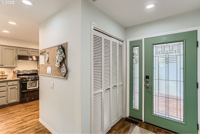 7605 SW Arbor Glen Ct, Wilsonville, OR 97070 - foyer entrance with light wood finished floors and recessed lighting