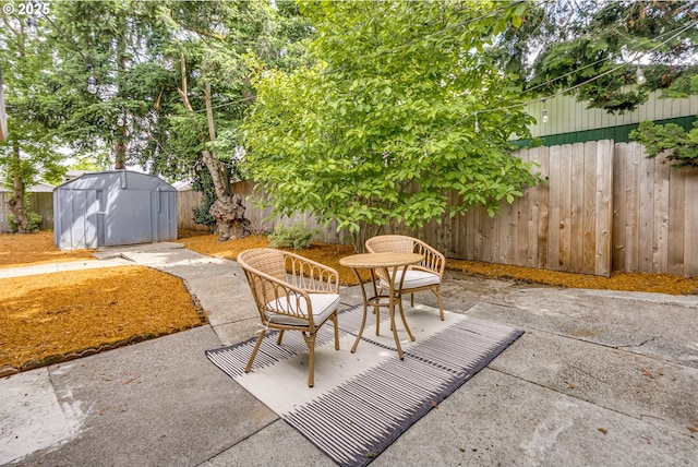 3711 N Alaska Pl, Portland, OR 97217 - fenced backyard with a patio