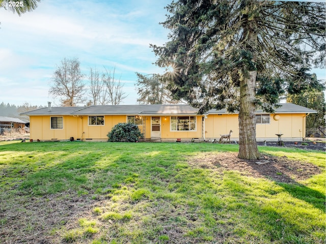 ranch-style home featuring a front lawn