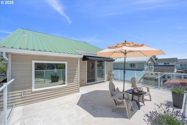 460 N Tomahawk Island Dr, Portland, OR 97217 - view of patio / terrace