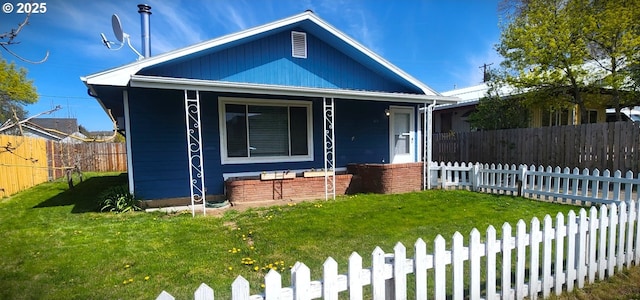 515 E Collins St, Goldendale, WA 98620 - bungalow-style home with a front yard, a porch, and fence private yard