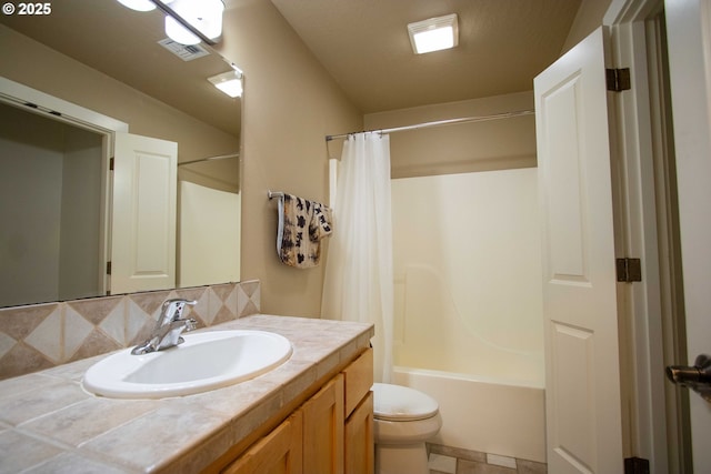 1072 53rd St, Springfield, OR 97478 - full bath featuring vanity, toilet, shower / bath combo with shower curtain, backsplash, and tile patterned floors