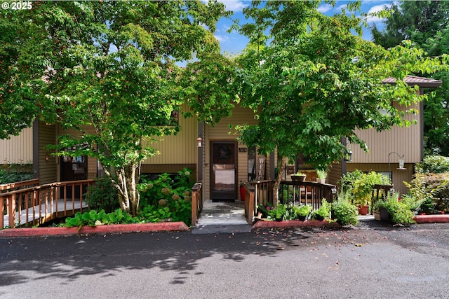 view of front of property featuring covered porch