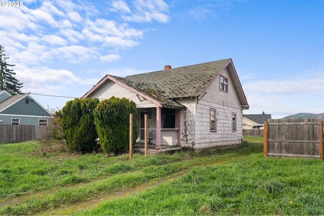 view of front facade with fence