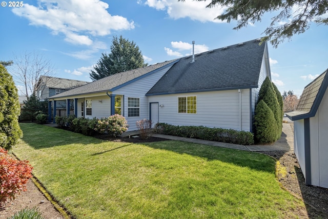 view of front of home featuring roof with shingles and a front lawn